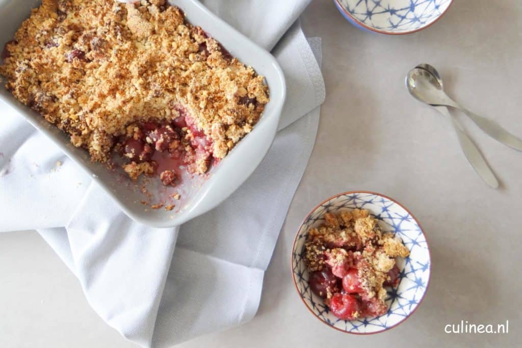 Kersen crumble