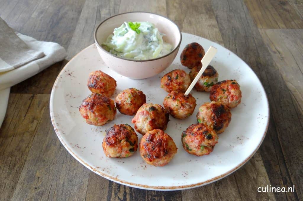 Kip-sucukgehaktballetjes met tzaziki