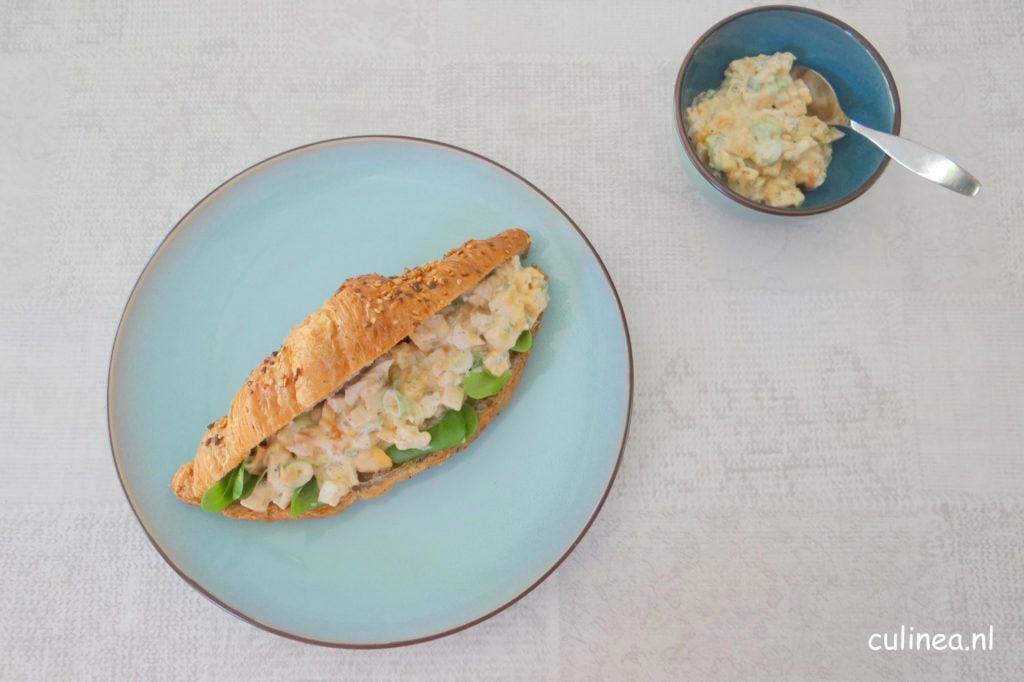 Kipkerrie salade met mangochutney