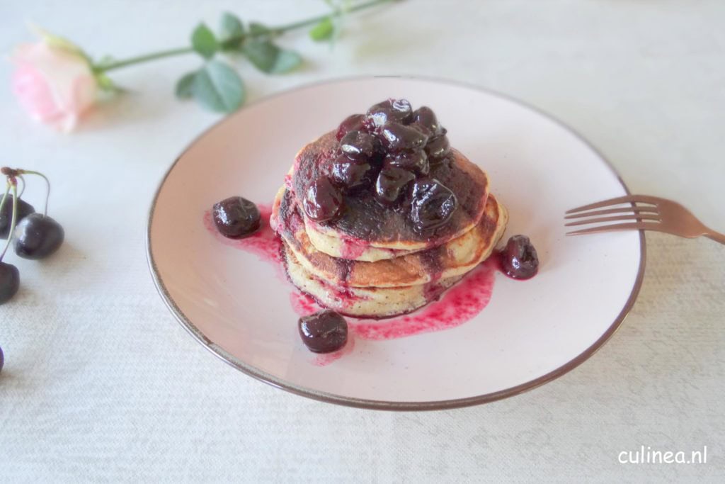 Luchtige havermoutpannenkoekjes met kersen