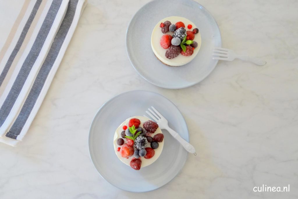 Ontbijtgebakje met granola, yoghurt en vers fruit