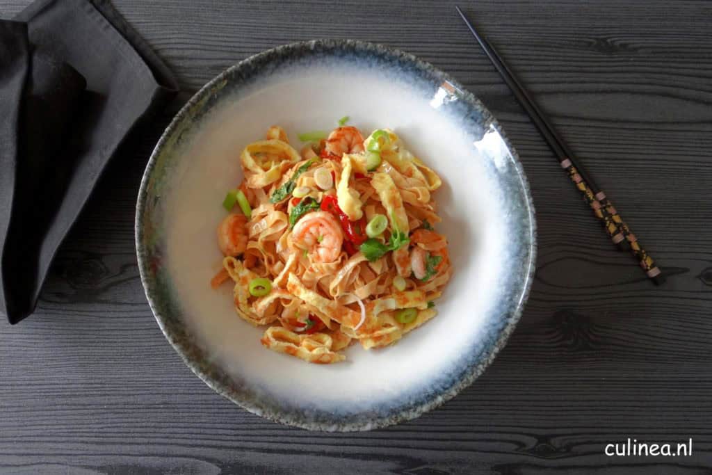 Oosterse fettuccine met garnalen en omeletreepjes