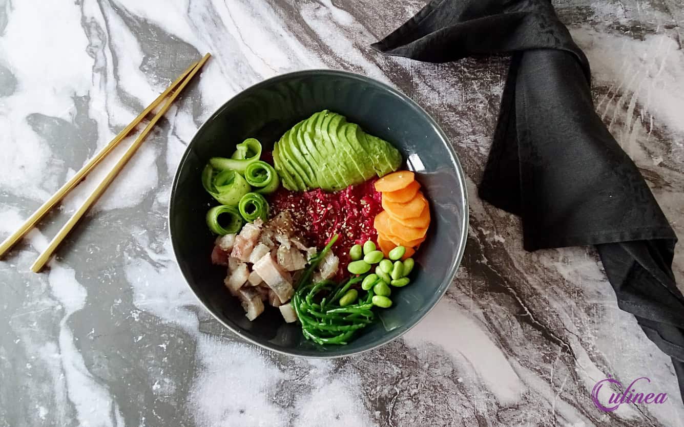 Poke bowl met haring en rode bietrijst