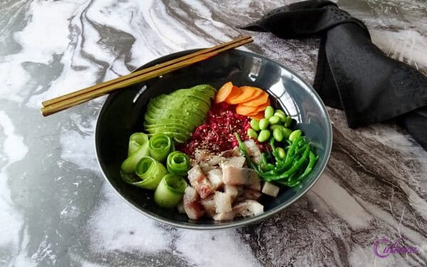 Poke bowl met haring en rode bietrijst