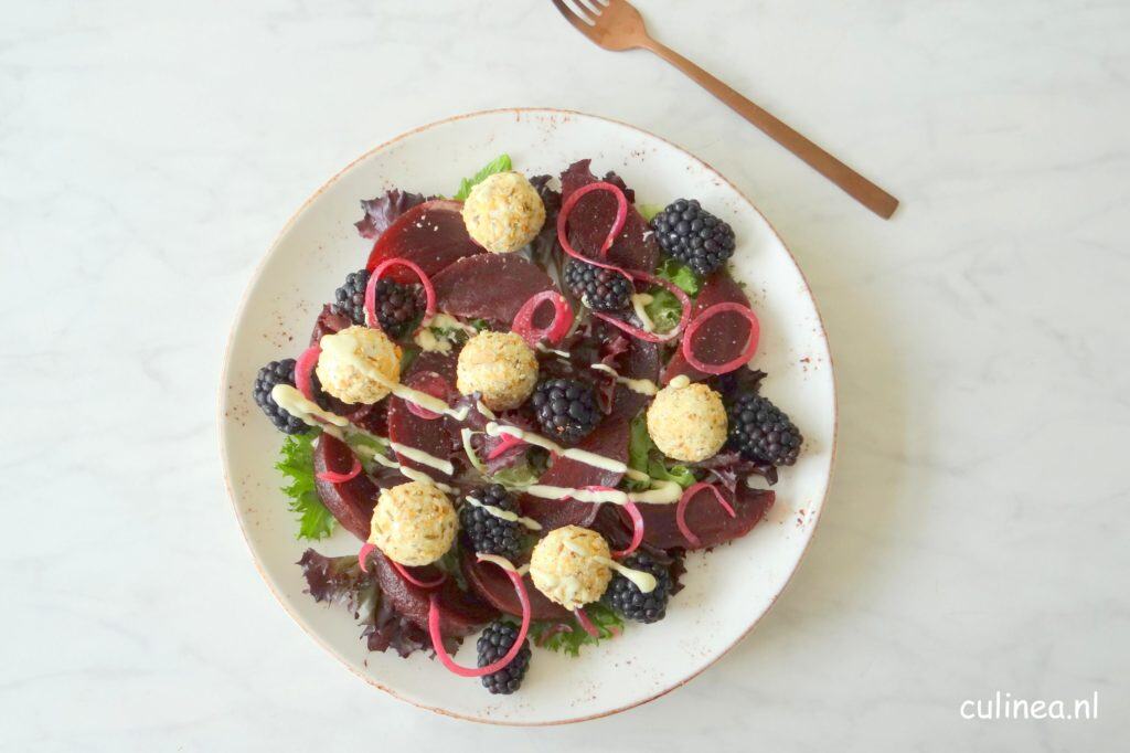 Salade met rode biet, bramen en geitenkaas