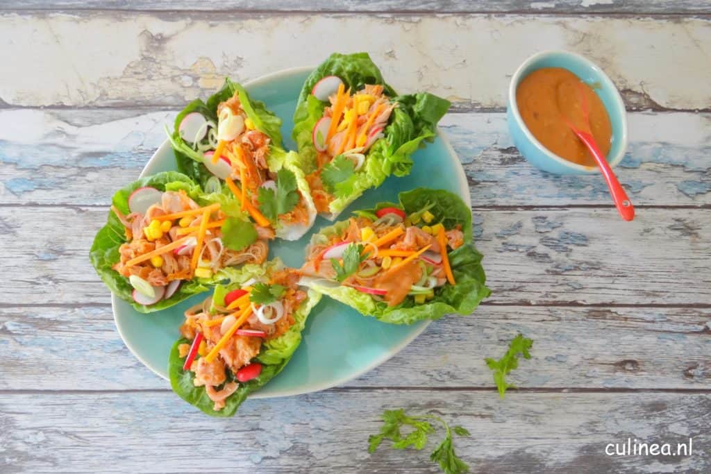 Slawraps met pulled kip, barbecuesaus en rauwkost