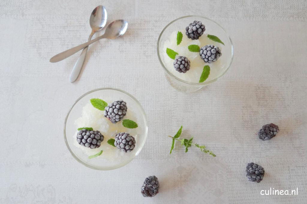Vlierbloesem granita met bramen en munt