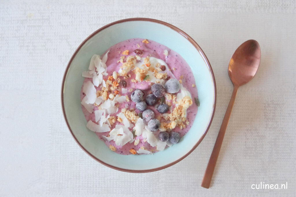 Blauwe bessen smoothiebowl