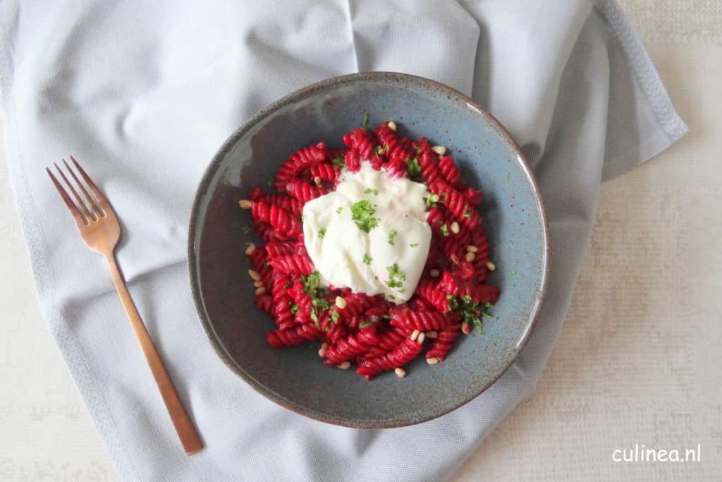 Fusilli met gepofte rode bietsaus en burrata