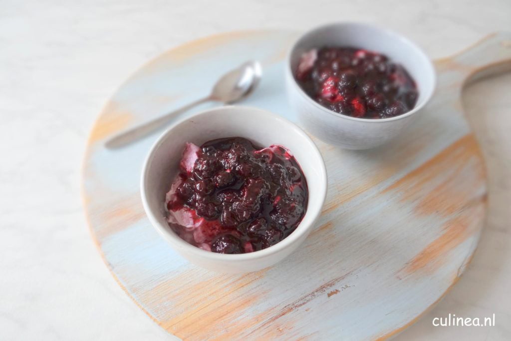 Hangop van buffelyoghurt met bramensaus