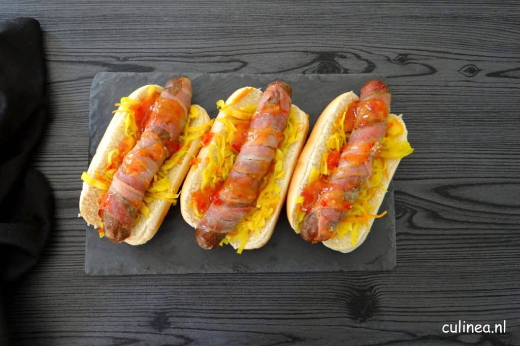 Hotdog met atjar en zoete chilisaus