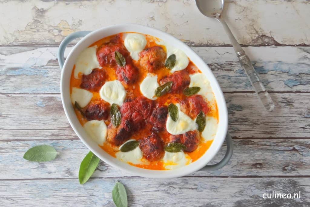 Kipgehaktballetjes in tomatensaus met mozzarella