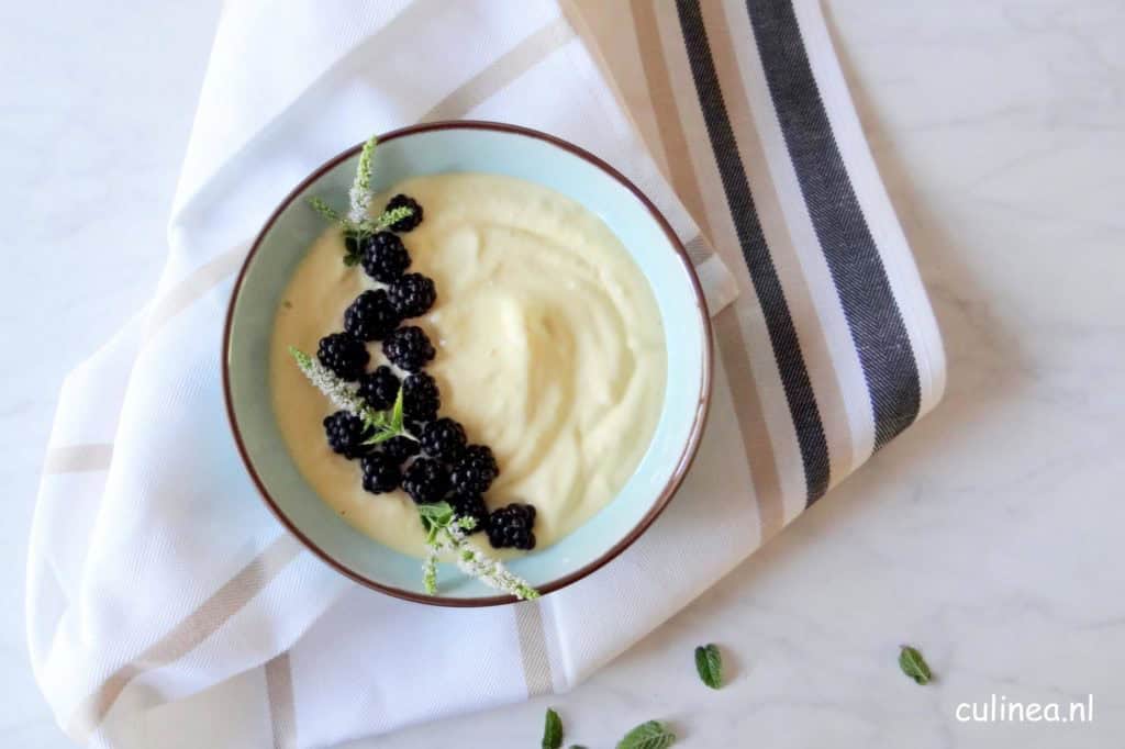 Mango smoothiebowl met bramen