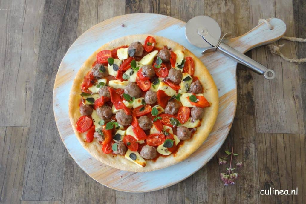 Pizza met Syrische kaas en gekruide saucijs