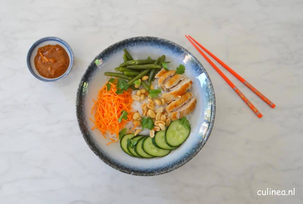 Rijstnoedels met kipdijfilet en pindasaus