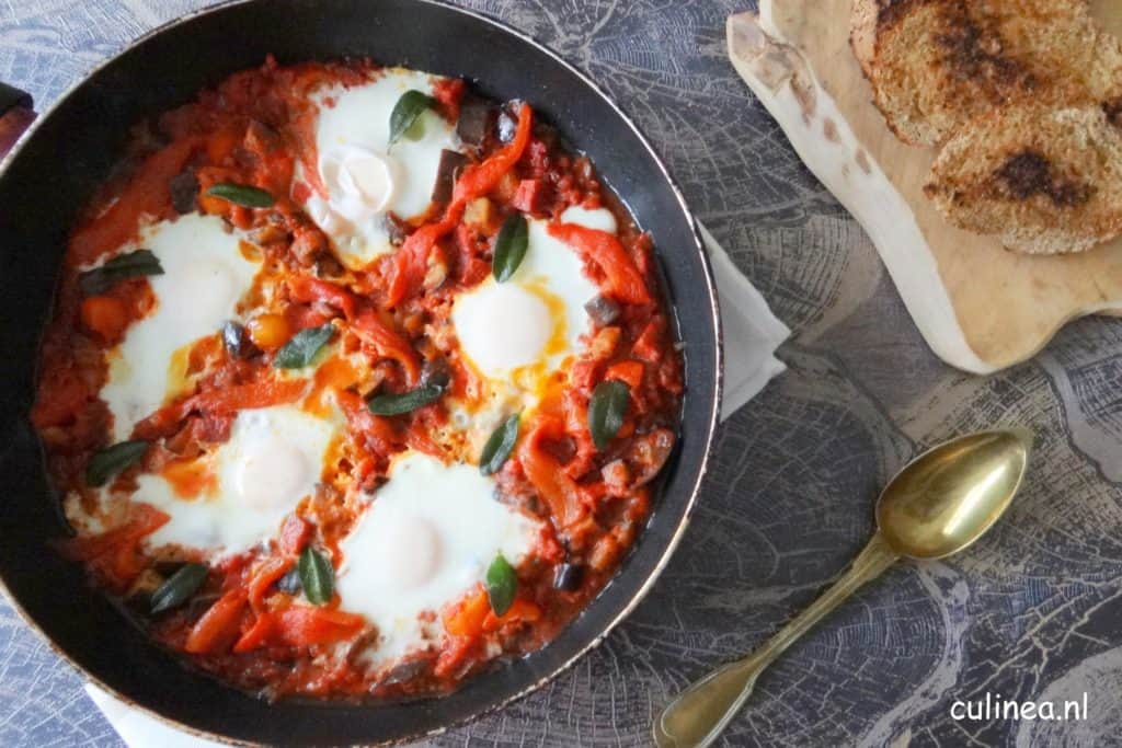 Spaanse eieren met chorizo in tomatensaus