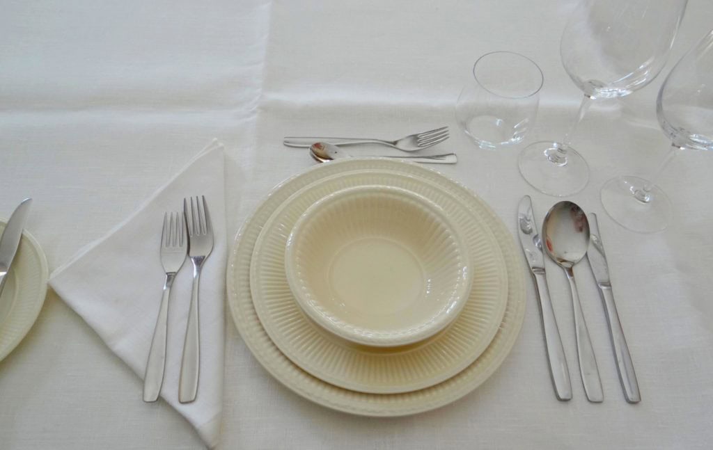 De tafel dekken voor een etentje thuis