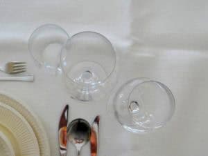 De tafel dekken voor een etentje thuis