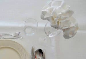 De tafel dekken voor een etentje thuis