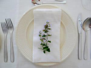 De tafel dekken voor een etentje thuis