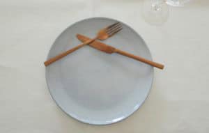 De tafel dekken voor een etentje thuis