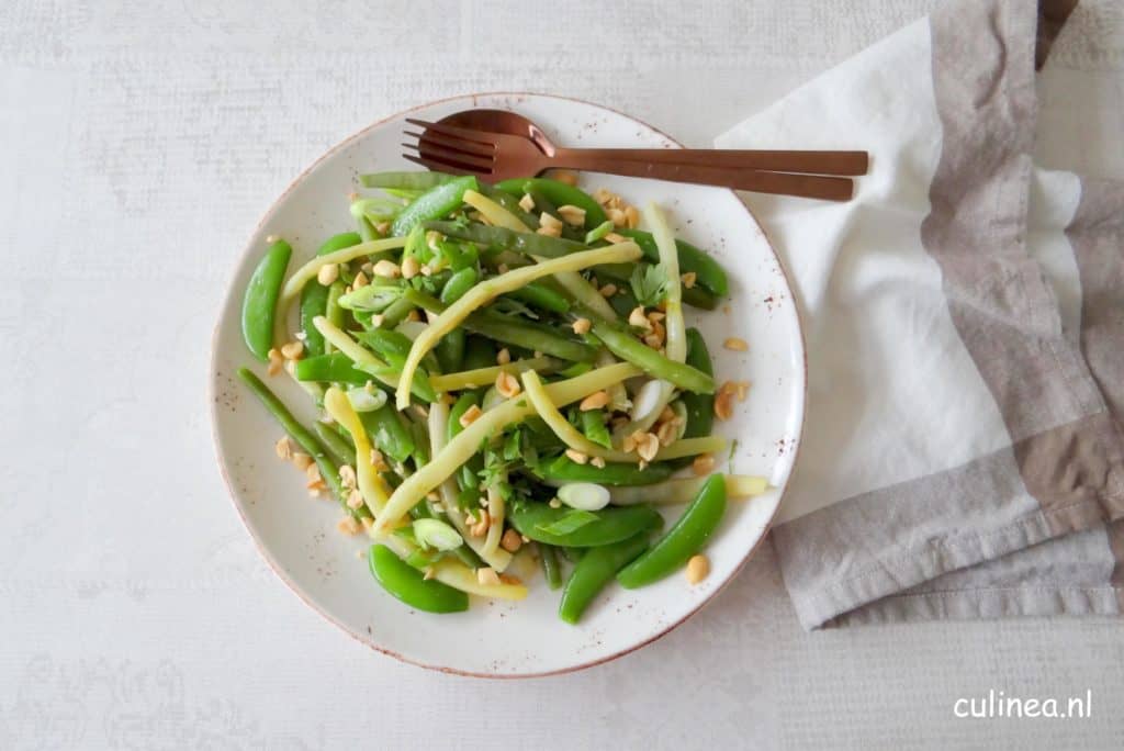 Gemengde bonensalade met limoen en pinda's