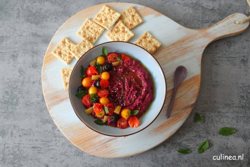 Geroosterde paarse wortel hummus