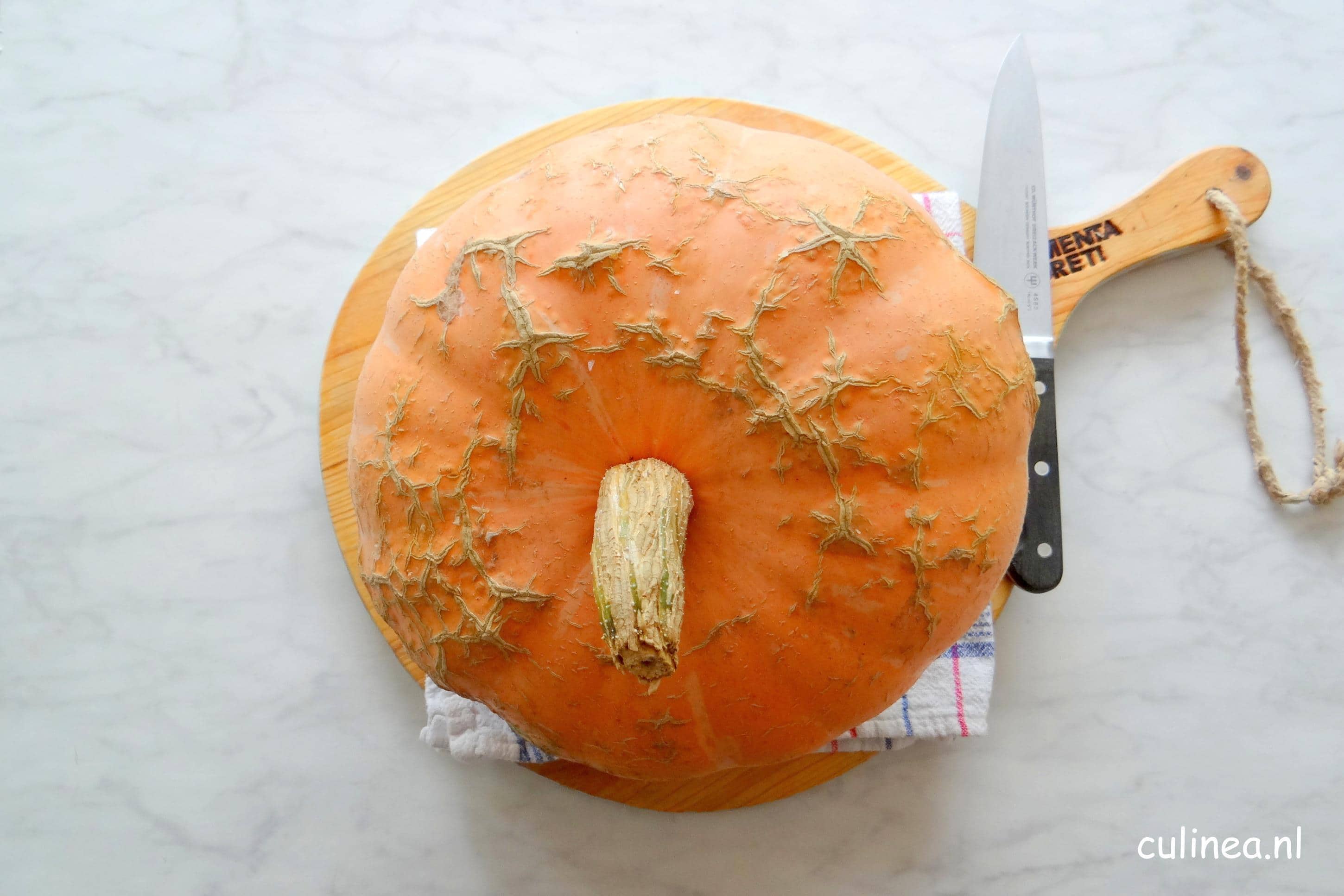 Hoe snijd je een pompoen in stukken of blokjes