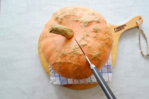 Hoe snijd je een pompoen in stukken of blokjes