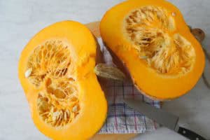 Hoe snijd je een pompoen in stukken of blokjes