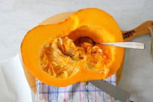 Hoe snijd je een pompoen in stukken of blokjes