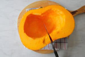 Hoe snijd je een pompoen in stukken of blokjes