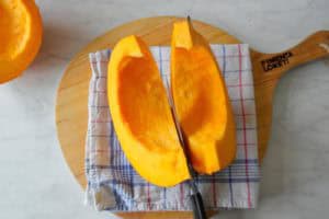 Hoe snijd je een pompoen in stukken of blokjes