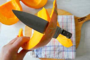 Hoe snijd je een pompoen in stukken of blokjes