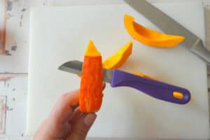 Hoe snijd je een pompoen in stukken of blokjes