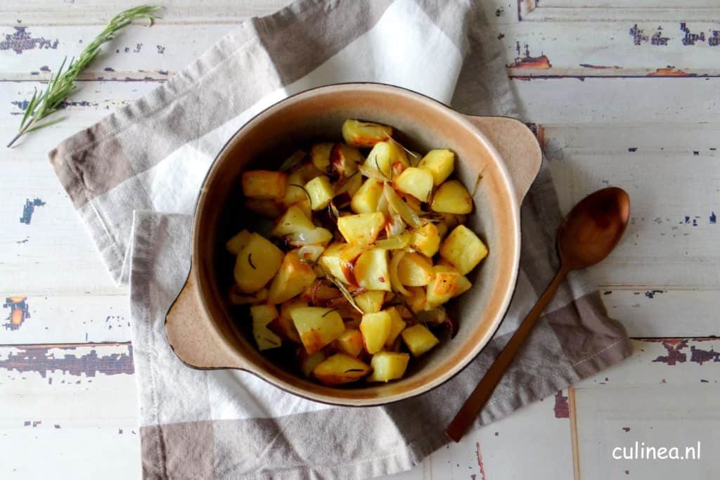 In de oven geroosterde aardappelen
