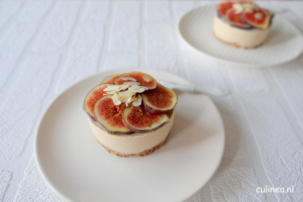 Ontbijttaartje van koffie yoghurt met vijgen