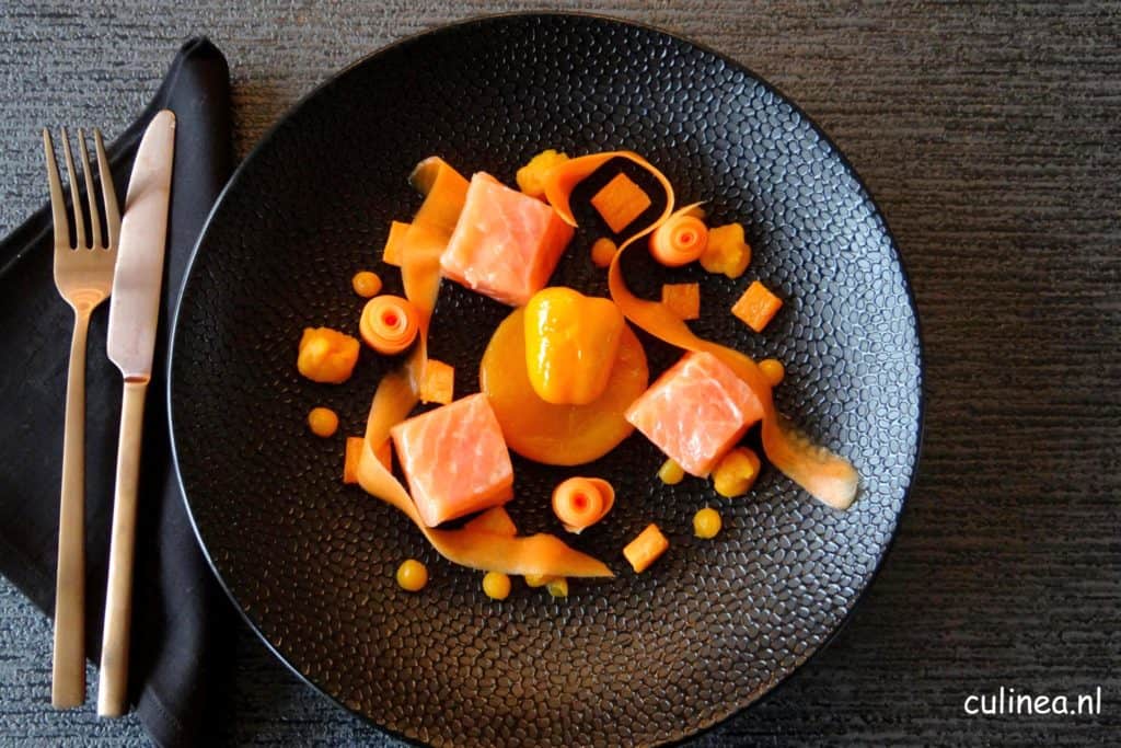 Gekonfijte zalm met oranje groenten