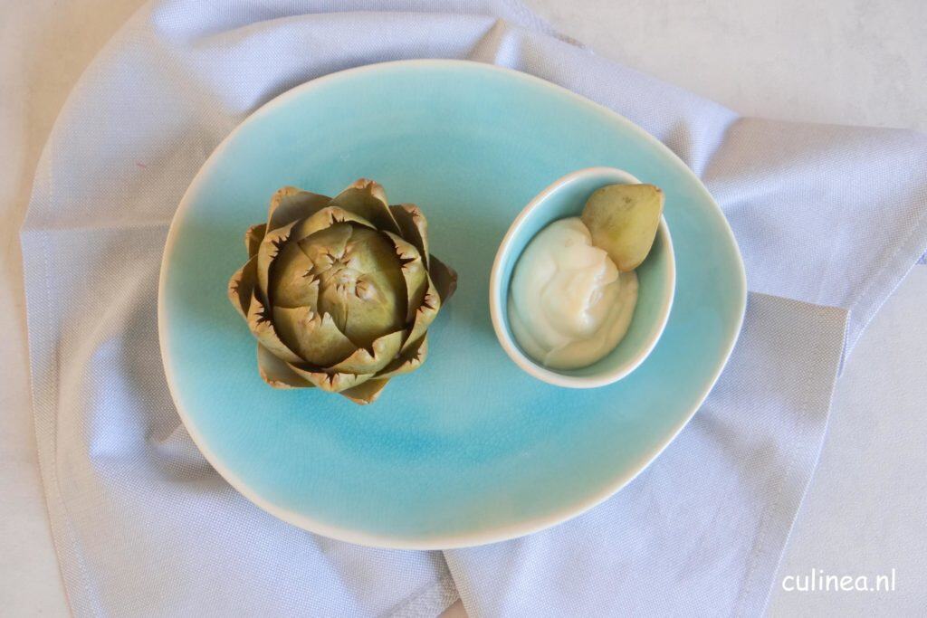Gekookte hele artisjok met aioli