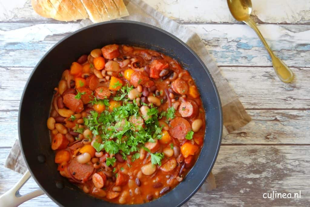 Gemengde bonenschotel met rookworst