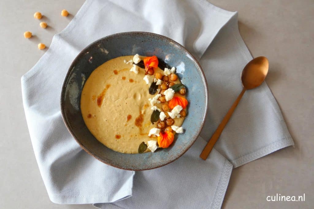 Hummus soep met salie en feta