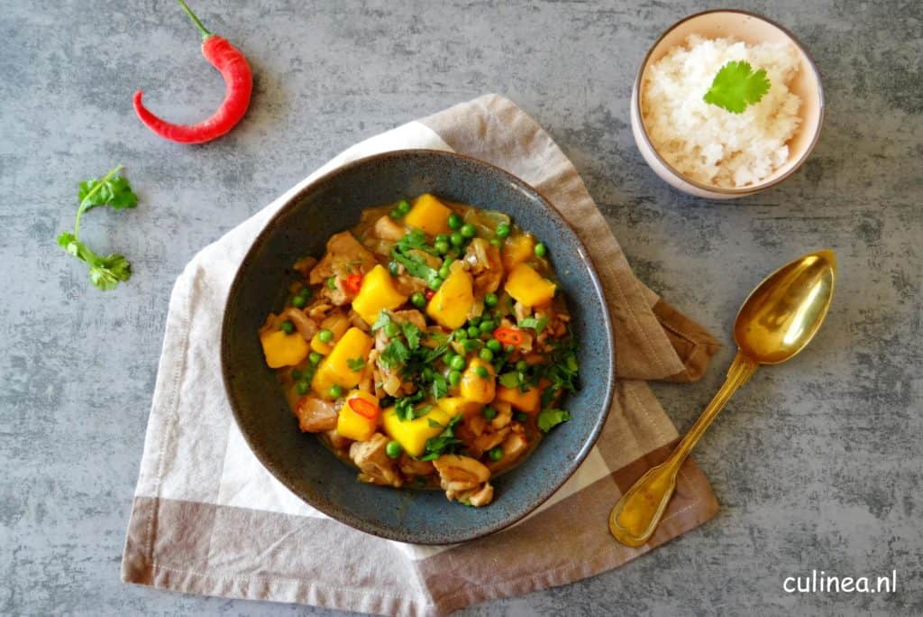 Kip kerrie met erwtjes, mango en rijst
