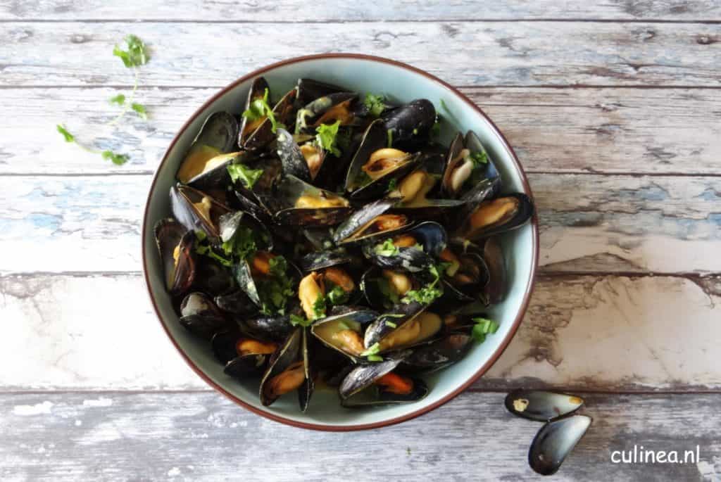 Mosselen in gele curry kokossaus