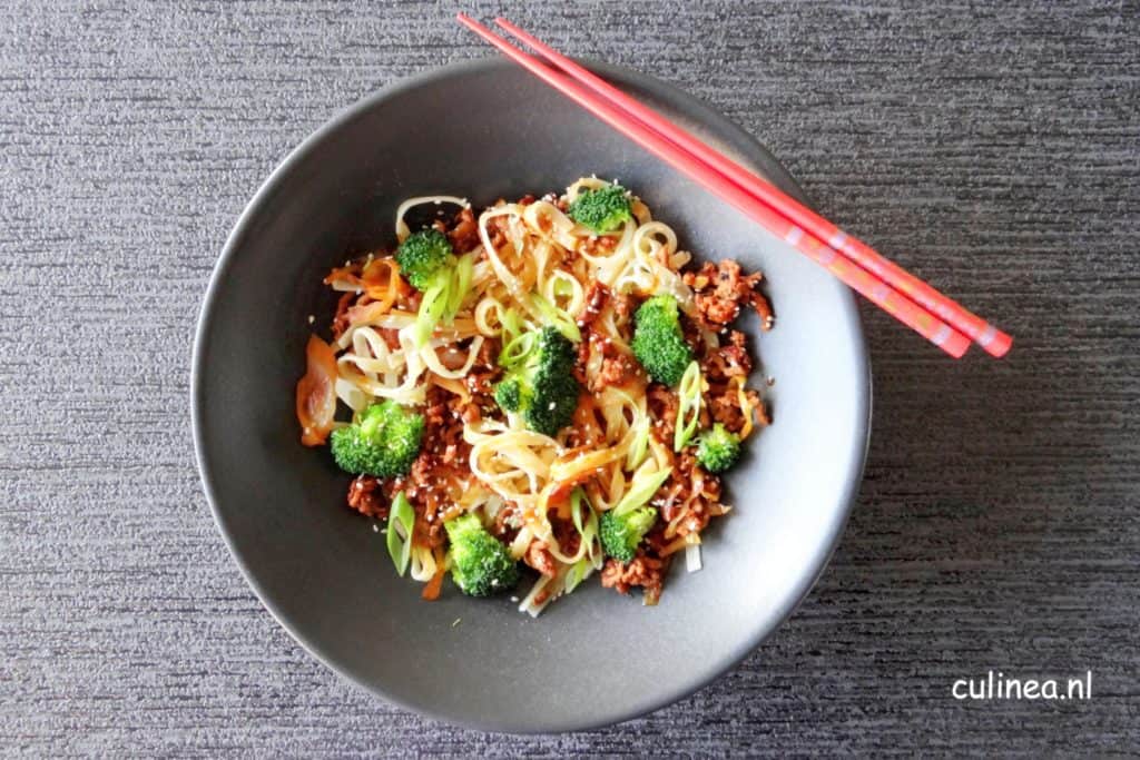 Noedels met gehakt, witte kool en broccoli
