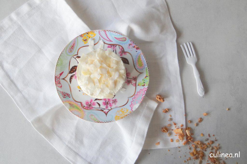 Ontbijttaartje met yoghurt, kokos en amandelen