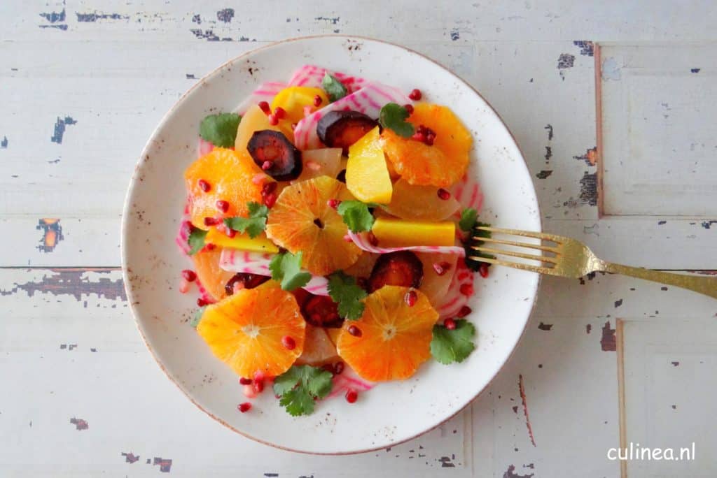Salade van gepofte gekleurde biet en wortel