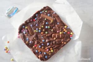 In ons dorp wordt Sint Maarten uitgebreid gevierd. Om half zes staan de kindjes met hun lampionnetjes al aan de deur en zingen hun liedjes. Hoe later op de avond hoe ouder de kinderen zijn. En elk jaar vraag ik me af of ik genoeg snoepgoed in huis heb. De ene keer is het teveel en de andere keer ben je er in een mum van tijd doorheen en moet je snel bij de buren nog wat snoepgoed halen. Dit jaar had ik weer eens teveel. Van de overgebleven mini reepjes heb ik deze Sint Maarten Rocky Road gemaakt. Je kunt dit natuurlijk van allerlei soorten reepjes maken en eventueel nog wat snoepgoed er bovenop plakken.