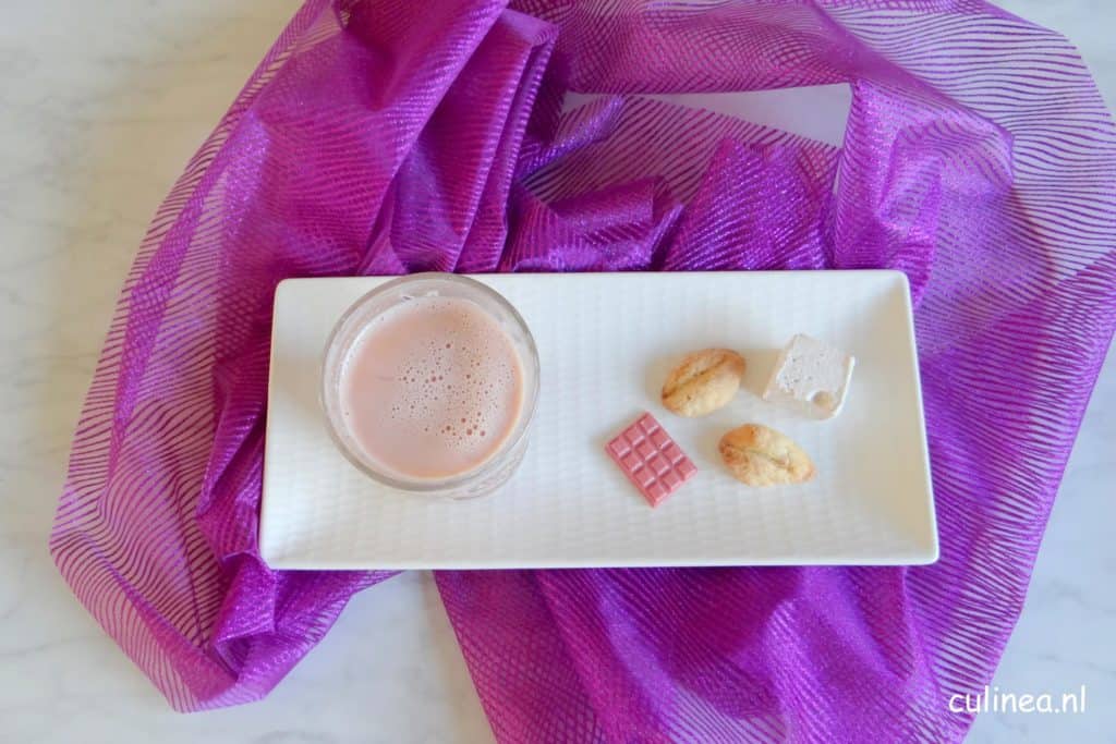 Warme roze chocolademelk
