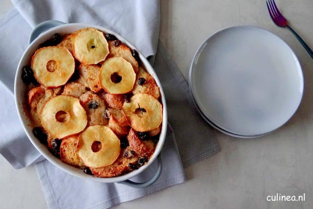 Broodpudding met appel, cranberries en kaneel