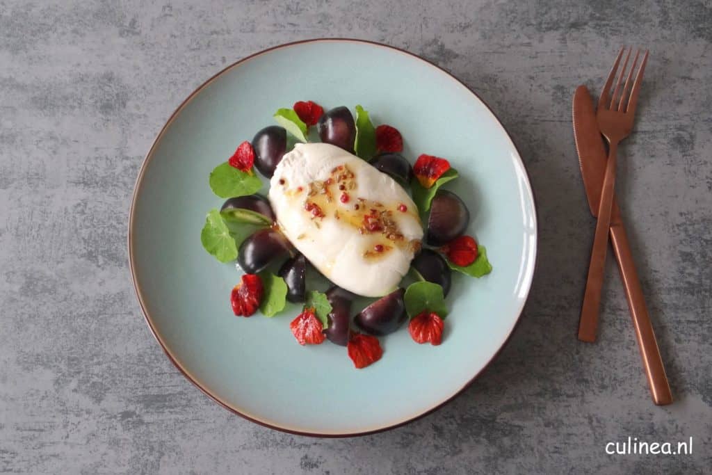Burrata met zwarte tomaten